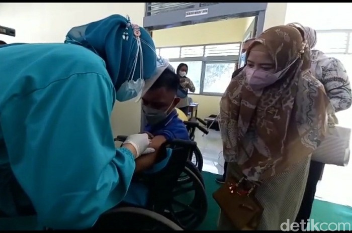 Vaksinasi COVID-19 di Tegal Sasar Para Penyandang Disabilitas Pelaksanaan vaksin kalangan difabel dilakukan serentak hari ini di 10 lokasi. Salah satunya di rumah produksi difabel Tembok Banjaran, Adiwerna, Kabupaten Tegal.