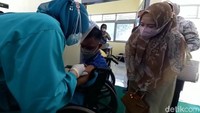 Sayangnya, stok vaksin di Tegal minim, sehingga baru 100 dari 12 ribu yang mendapat vaksin.