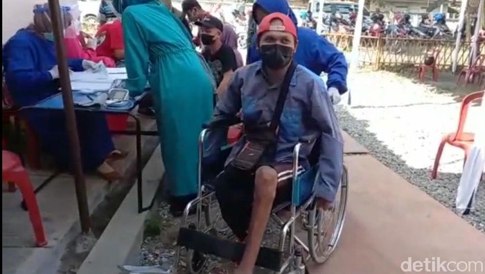 Vaksinasi COVID-19 di Tegal Sasar Para Penyandang Disabilitas Pelaksanaan vaksin kalangan difabel dilakukan serentak hari ini di 10 lokasi. Salah satunya di rumah produksi difabel Tembok Banjaran, Adiwerna, Kabupaten Tegal.