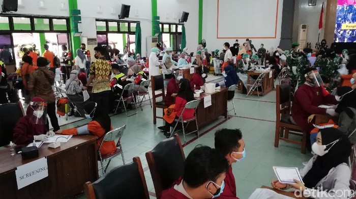 Vaksinasi perdana bagi mahasiswa di gedung Graha UIN Raden Mas Said Solo, Sabtu (31/7/2021).