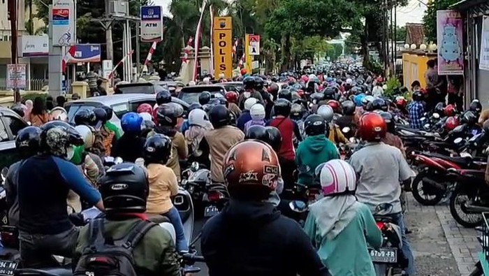 Video kerumunan antrean pendaftaran vaksin COVID-19 Polresta Banyumas viral.