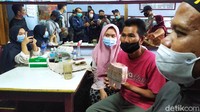 Donasi yang terkumpul dari warganet itu langsung disalurkan oleh Elsa ke Mang Eman.  