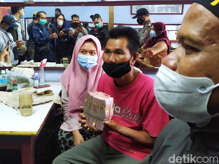 Video seorang bapak tua membeli nasi padang berbekal uang hanya Rp 5 ribu viral di media sosial. Kejadian yang berlangsung di Garut itu bikin banyak warganet terenyuh.