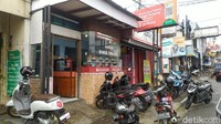 Sebelumnya, video seorang bapak tua membeli nasi padang berbekal uang hanya Rp 5 ribu viral di media sosial. Kejadian yang berlangsung di Garut itu bikin banyak warganet terenyuh. Seperti dilihat detikcom, dalam video berdurasi 57 detik yang beredar di aplikasi TikTok itu, terlihat seorang bapak tua berbaju biru lusuh mondar-mandir di sebuah warung nasi padang.