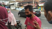 Di video itu, terlihat sang bapak seperti tak karuan. Dia mengepal selembar uang pecahan Rp 5 ribu. Di akhir video, dia kemudian diberi sebungkus nasi padang oleh pemilik warung.