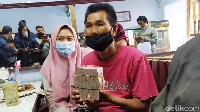 Video seorang bapak tua membeli nasi padang berbekal uang hanya Rp 5 ribu viral di media sosial. Kejadian yang berlangsung di Garut itu bikin banyak warganet terenyuh.