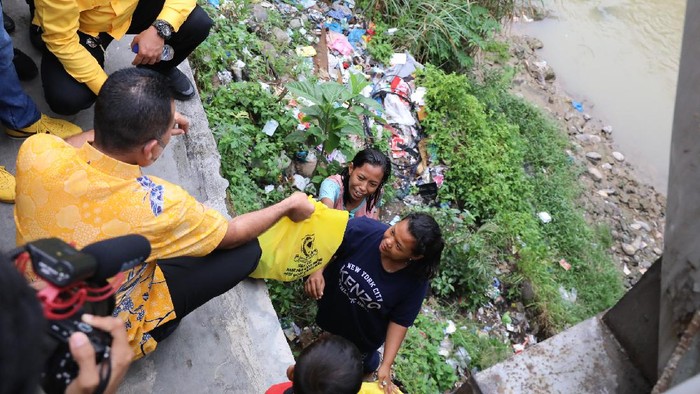 Wagub Ijeck dapati warga tinggal di kolong jembatan di Medan (dok. Golkar Sumut)