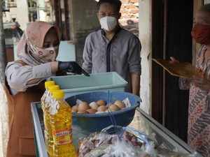Jumat Barokah, Walkot Mojokerto Beri Jarik hingga Daster ke Lansia