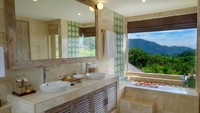Untuk Lanai Room ada 6 unit, sedangkan Di Ume Suite 10 unit. Sambil berendam di bathtube, traveler bisa melihat pemandangan secantik ini. (wapadiumesidemen.com)