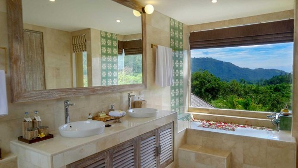 Untuk Lanai Room ada 6 unit, sedangkan Di Ume Suite 10 unit. Sambil berendam di bathtube, traveler bisa melihat pemandangan secantik ini. (wapadiumesidemen.com) Untuk Lanai Room ada 6 unit, sedangkan Di Ume Suite 10 unit. Sambil berendam di bathtube, traveler bisa melihat pemandangan secantik ini. (wapadiumesidemen.com)