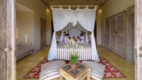 Wapa di Ume Sidemen berada di Banjar Dinas Tebola, Telaga Tawang, Sidemen, Karangasem, Bali. Hotel ini memiliki 3 tipe kamar. (wapadiumesidemen.com)