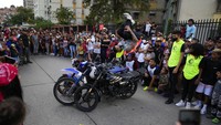 Tak sedikit anak muda yang datang ke sana untuk unjuk gigi aksi freestyle motor.