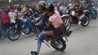 Meski dibayangi pandemi COVID-19, aksi freestyle motor itu tampak ramai ditonton oleh masyarakat.
