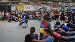 Aksi Anak Muda di Venezuela Pamer Freestyle Motor Saat Pandemi