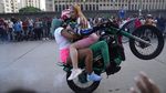 Aksi Anak Muda di Venezuela Pamer Freestyle Motor Saat Pandemi