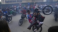 Sejumlah pemotor beraksi melakukan aksi freestyle di kawasan Caracas, Venezuela, Sabtu (31/7/2021).