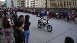 Aksi Anak Muda di Venezuela Pamer Freestyle Motor Saat Pandemi