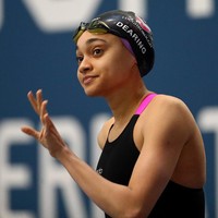 Associated Press mengabarkan, Soul Cap, brand topi renang yang produknya dipakai Alice, sebenarnya sudah mendaftarkan kelayakan topi tersebut kepada FINA tahun lalu. Namun, FINA menolaknya dengan alasan bahwa produk tersebut tak mengikuti kontur alami kepala atlet dan dianggap berpotensi mengakselerasi kecepatan atlet secara tak alami dengan mendistraksi aliran air kolam. (Foto: Getty Images/Clive Rose)