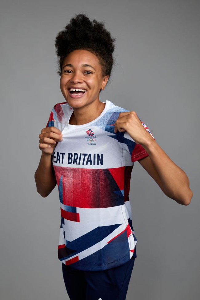 Alice Dearing sendiri secara pribadi belum angkat bicara soal pelarangan topi renangnya. Namun pada 2019, ia sempat mengungkapkan alasan Inggris kekurangan atlet renang perempuan berkulit hitam di kelas elite. Aku ingat betul ada perempuan berkulit hitam yang bilang saat latihan bahwa rambut menjadi penyebab tak perempuan kulit hitam tak mau jadi atlet renang. Waktu itu aku baru berusia 12-13 tahun, dan sekarang aku baru memahaminya, kata Alice Dearing seperti dikutip BBC. (Foto: Getty Images for British Olympic/Karl Bridgeman)