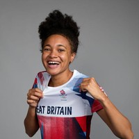 Alice Dearing sendiri secara pribadi belum angkat bicara soal pelarangan topi renangnya. Namun pada 2019, ia sempat mengungkapkan alasan Inggris kekurangan atlet renang perempuan berkulit hitam di kelas elite. Aku ingat betul ada perempuan berkulit hitam yang bilang saat latihan bahwa rambut menjadi penyebab tak perempuan kulit hitam tak mau jadi atlet renang. Waktu itu aku baru berusia 12-13 tahun, dan sekarang aku baru memahaminya, kata Alice Dearing seperti dikutip BBC. (Foto: Getty Images for British Olympic/Karl Bridgeman)