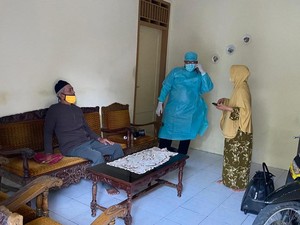 Andre Rosiade Bantu Evakuasi Pasutri Lansia Terpapar COVID di Padang
