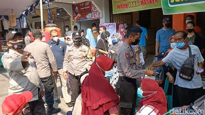 Antusias Pedagang-Pengunjung Pasar Pegandon Divaksin COVID-19 Kehadiran Gerai Vaksin Presisi di Pasar Pegandon Kendal disambut positif oleh pedagang dan pengunjung. Mereka ramai-ramai datang ke sana untuk divaksin COVID-19