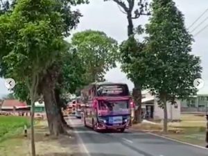 Bahaya Banget! Bus Penuh Penumpang Ini Lakukan Aksi Oleng Kanan-Kiri