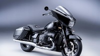 Sedangkan versi Bagger, hadir dengan wind shield yang rendah dengan sentuhan warna serba hitam untuk kaki-kakinya.  Foto: dok. BMW Motorrad