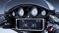 Layar selebar 10.25 inci yang sudah TFT berwarna yang dikawinkan dengan sound system Marshall, hadir menjadi instrumen kluster serta peranti hiburan dari motor yang siap dibawa touring jauh ini. Foto: dok. BMW Motorrad