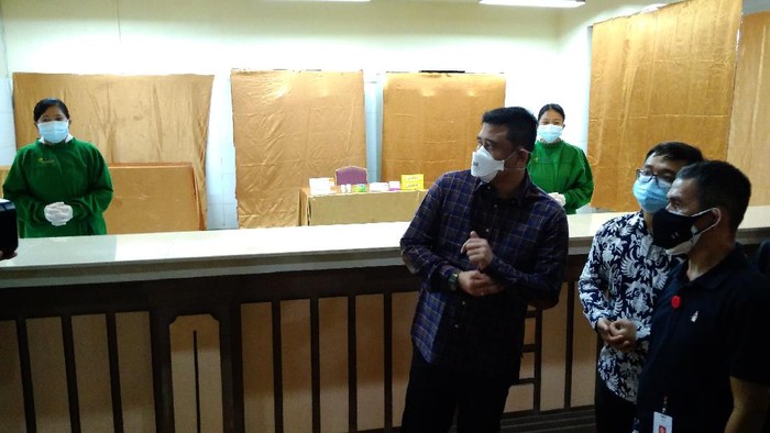 Walkot Medan Bobby Nasution meninjau kesiapan sarana dan prasarana di gedung bekas hotel di Medan, yang disulap jadi pusat isolasi pasien Corona, Minggu (1/8/2021).