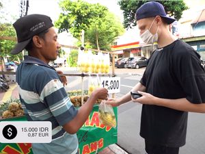Modal Rp 200 Ribu, Bule Jerman Ini Kenyang Jajan di Jakarta