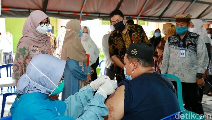 bupati ipuk tinjau vaksinasi