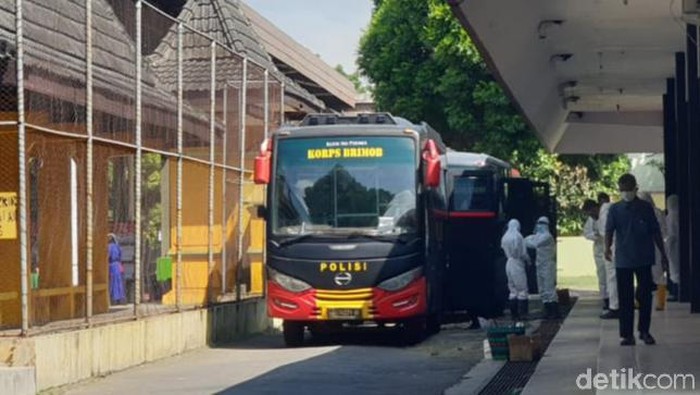 Bus pengangkut 48 warga Klaten positif Corona ke Asrama Haji Donohudan, yang diberangkatkan dari GOR Gelarsena, Minggu (1/8/2021)