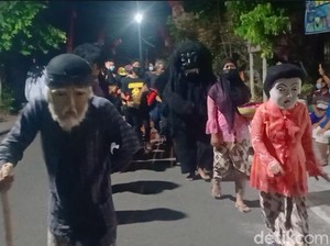 Warga Madiun Usir Wabah dengan Kirab Dongkrek Keliling Kampung