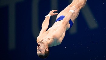 Aleksandr Bondar dari Komite Olimpiade Rusia bertanding dalam final lompat platform 10m putra di Olimpiade Musim Panas 2020 Senin, 26 Juli 2021 di Tokyo, Jepang. Foto: Sergei Bobylev/TASS