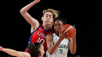 Adaora Elonu (11) dari Nigeria melewati Breanna Stewart (10) dari Amerika Serikat saat pertandingan babak penyisihan bola basket putri di Olimpiade 2020 pada 27 Juli 2021 di Saitama, Jepang. Foto: Sergei Bobylev/TASS