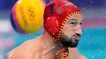 Penjaga gawang Spanyol Daniel Lopez Pinedo mencoba memblok tembakan yang melambung ke gawang selama pertandingan polo air putra babak penyisihan melawan Montenegro di Olimpiade 2020 pada 27 Juli 2021 di Tokyo, Jepang. Foto: Sergei Bobylev/TASS