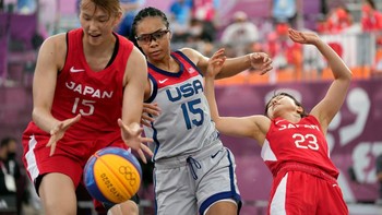 Risa Nishioka dari Jepang (kiri) dan Allisha Gray dari Amerika Serikat (tengah) mengejar bola lepas saat Mai Yamamoto dari Jepang (23) jatuh saat pertandingan bola basket 3-on-3 putri di Olimpiade Musim Panas 2020, Selasa, 27 Juli 2021 di Tokyo, Jepang.Foto: Sergei Bobylev/TASS
