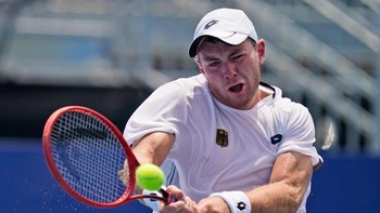 Dominik Koepfer dari Jerman melawan Pablo Carreno Busta dari Spanyol selama putaran ketiga kompetisi tenis di Olimpiade Musim Panas 2020, Rabu, 28 Juli 2021 di Tokyo, Jepang.  Foto: Sergei Bobylev/TASS