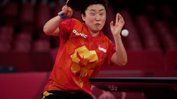 Feng Tianwei atlet Singapura saat bertanding dalam pertandingan putaran ketiga tunggal putri tenis meja yang melawan María Xiao dari Spanyol pada Senin, 26 Juli 2021. Foto: Sergei Bobylev/TASS
