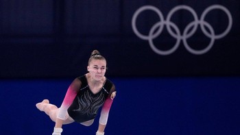 Hanna Traukova atlet asal Belarus, pertandingan selama kualifikasi senam artistik putri pada  25 Juli 2021. Foto: Sergei Bobylev/TASS