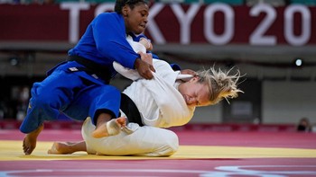 Jessica Klimkait dari Kanada (kanan) dan Sarah Léonie Cystique dari Prancis bertanding dalam pertandingan semifinal judo -57kg pada Senin, 26 Juli 2021. Foto: Sergei Bobylev/TASS