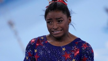 Simone Biles, dari Amerika Serikat, bereaksi setelah tampil di bar yang tidak rata selama kualifikasi senam artistik putri. Foto: Sergei Bobylev/TASS
