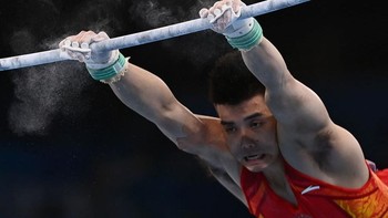 Chaopan Lin dari China bertanding di nomor palang horizontal final tim senam artistik putra Olimpiade Tokyo 2020 di Ariake Gymnastics Center di Tokyo pada 26 Juli 2021. Foto: Sergei Bobylev/TASS