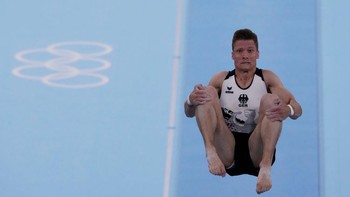 Philipp Herder dari Jerman tampil di atas lemari besi selama final tim senam artistik putra di Olimpiade Musim Panas 2020 pada Senin, 26 Juli 2021 di Tokyo. Foto: Sergei Bobylev/TASS