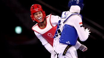 Paige McPherson (kiri) dari Tim Amerika Serikat bertanding melawan Hedaya Wahba dari Perebutan Medali Perunggu Taekwondo -67kg Tim Mesir Putri pada hari ketiga Olimpiade Tokyo 2020 di Makuhari Messe Hall pada 26 Juli 2021 di Chiba, Jepang. Foto: Sergei Bobylev/TASS