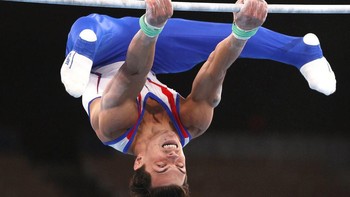 Atlet ROC Artur Dalaloyan melakukan rutinitas bar horizontal selama acara final tim final senam artistik putra yang diadakan di Ariake Gymnastics Center sebagai bagian dari Olimpiade Musim Panas 2020. Foto: Sergei Bobylev/TASS
