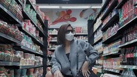 Greysia Polii juga senang membeli keperluan bahan makanan bulanannya sendiri. Melalui unggahan  momen di toko swalayan saat belanja, Greysia terlihat begitu kece saat di luar lapangan. Foto: Instagram/gryespolii