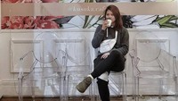 Ditengah kesibukannya pada beragam turnamen mancanegara, pergi ke kafe jadi cara Greysia untuk beristirahat sejenak. Menenangkan diri dan mengembalikan fokusnya untuk kembali bertanding dipilih dengan cara bersantai di kafe yang nyaman. Foto: Instagram/gryespolii