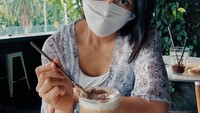 Belum lama menikah dengan pria bernama Felix Djimin, keduanya ternyata hobi makan di restoran. Akhir minggu kedua pasangan ini seringkali dihabiskan untuk menyeruput kopi hangat serta kudapan lezat di restoran favorit mereka. Foto: Instagram/gryespolii